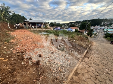 Lote de esquina à venda